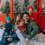 Sabrina Seara Instagram - Feliz Navidad Familia virtual les desea los Elbittar-Seara La Navidad es magia escondida en sonrisas , en recuerdos , que el brillo de la navidad ilumine sus vidas, les llene de Amor , ilusión y felicidad . Los quiero más que el pan de jamón 🤪