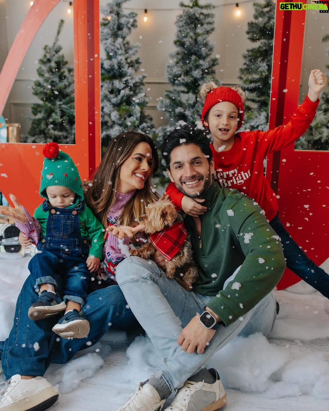 Sabrina Seara Instagram - Feliz Navidad Familia virtual les desea los Elbittar-Seara La Navidad es magia escondida en sonrisas , en recuerdos , que el brillo de la navidad ilumine sus vidas, les llene de Amor , ilusión y felicidad . Los quiero más que el pan de jamón 🤪