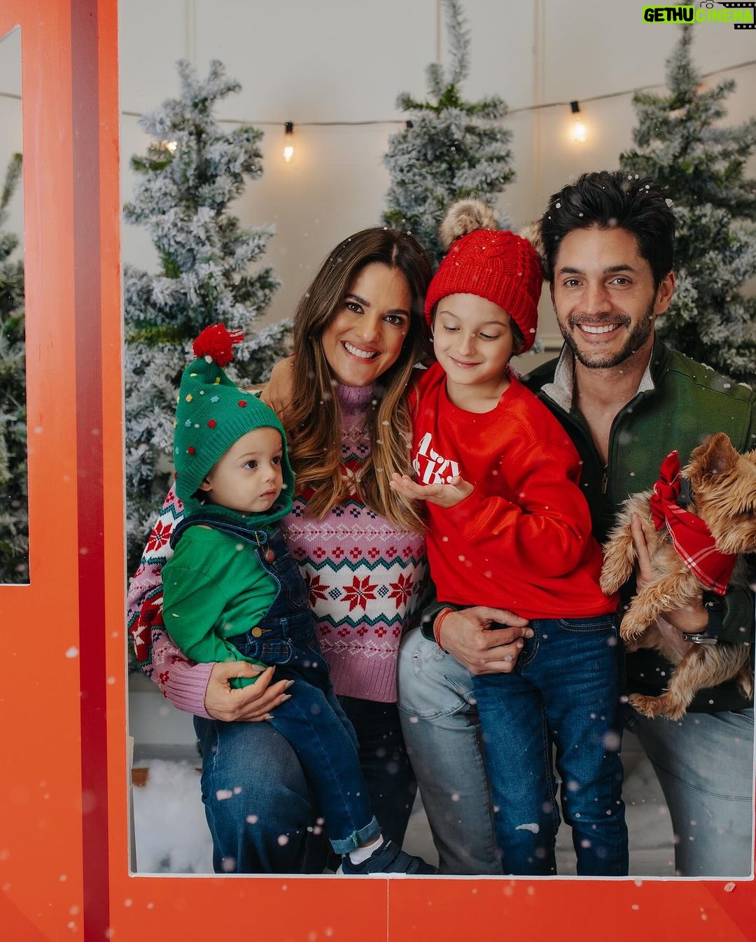 Sabrina Seara Instagram - Feliz Navidad Familia virtual les desea los Elbittar-Seara La Navidad es magia escondida en sonrisas , en recuerdos , que el brillo de la navidad ilumine sus vidas, les llene de Amor , ilusión y felicidad . Los quiero más que el pan de jamón 🤪