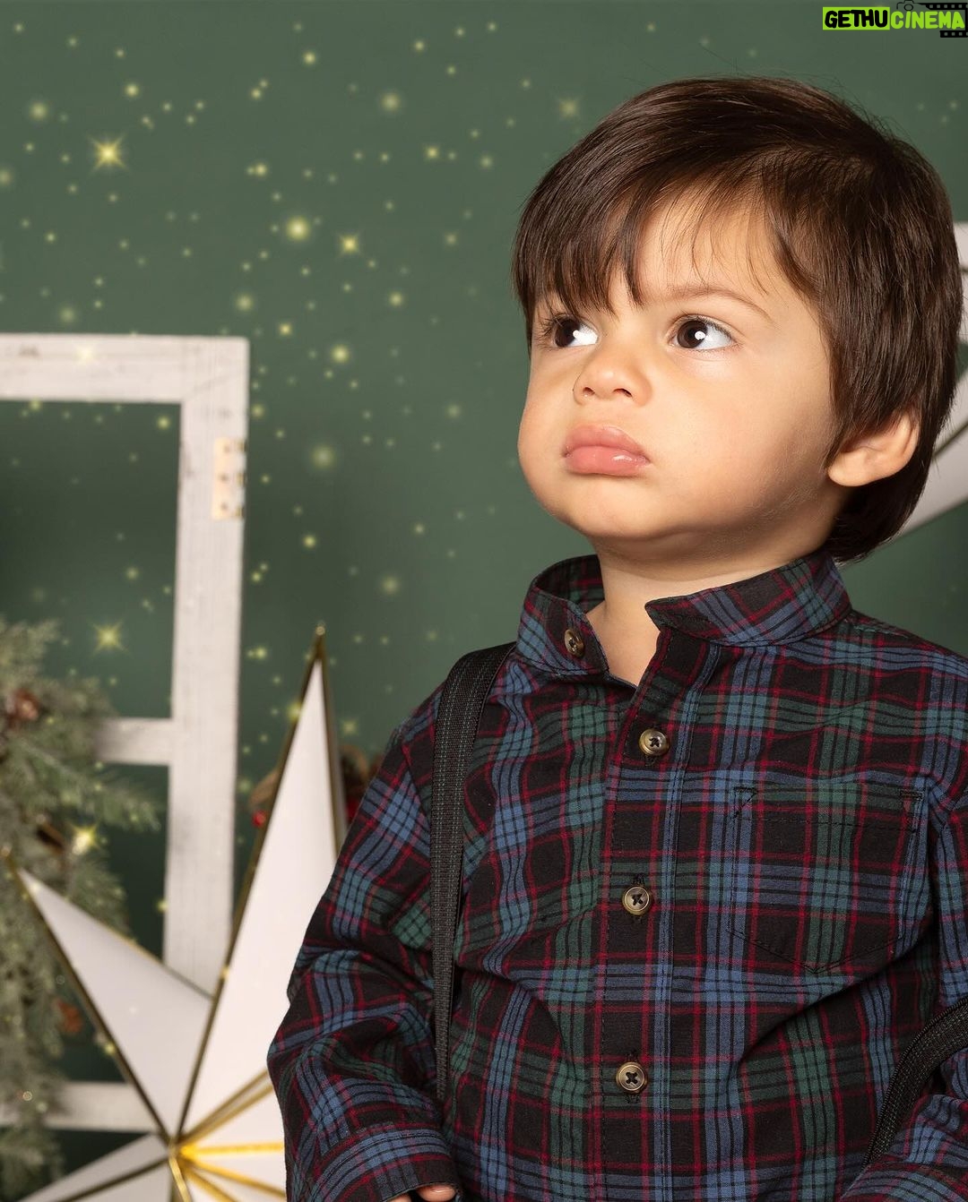 Sabrina Seara Instagram - En qué estará pensado Alexander con esa cara ? Derretida de amor con estos niños que me hacen la mujer más feliz y afortunada del mundo pero a la vez me vuelven loca 🤪 Sesión de fotos navideña @irenetorresphotography & @byjuano