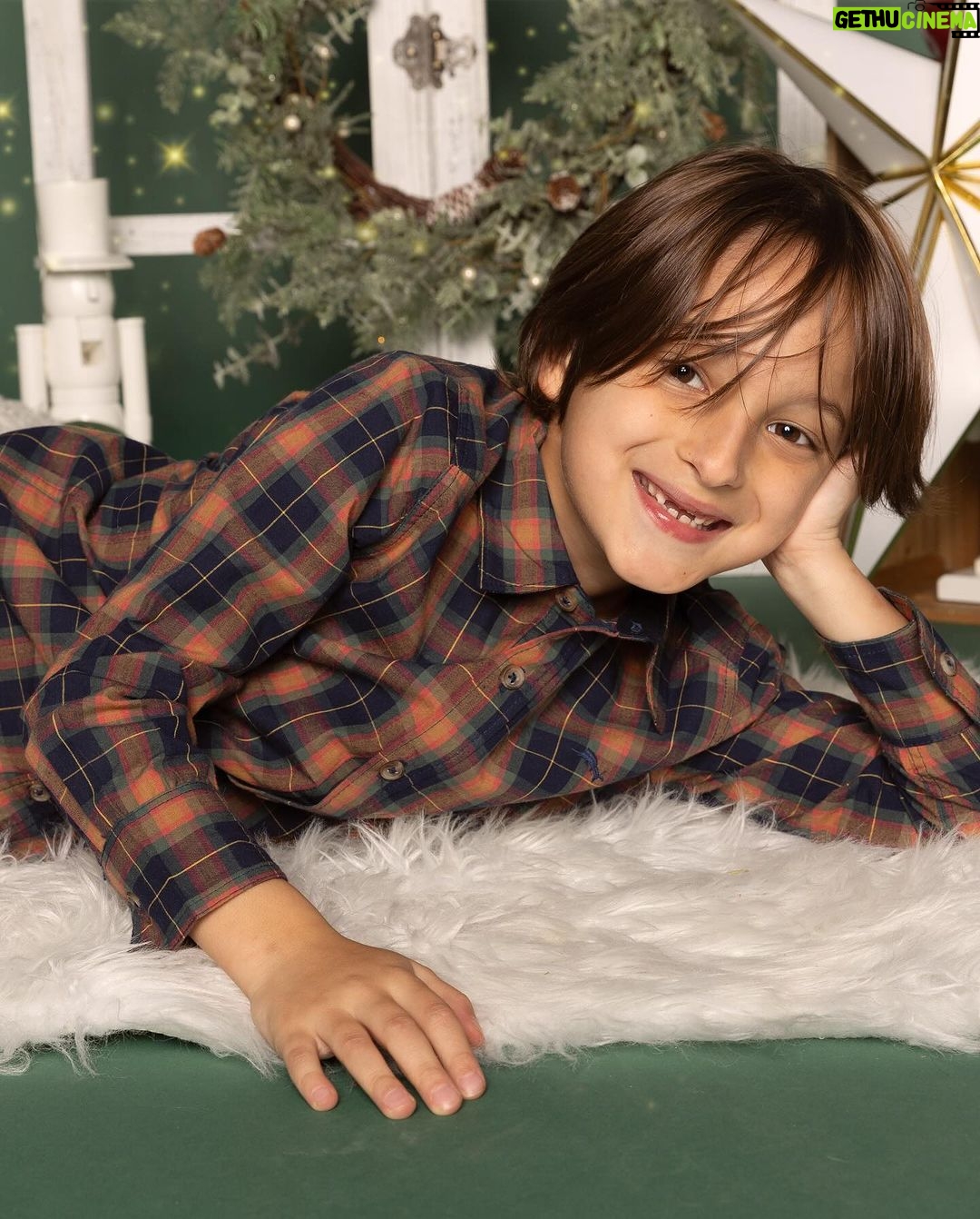 Sabrina Seara Instagram - En qué estará pensado Alexander con esa cara ? Derretida de amor con estos niños que me hacen la mujer más feliz y afortunada del mundo pero a la vez me vuelven loca 🤪 Sesión de fotos navideña @irenetorresphotography & @byjuano