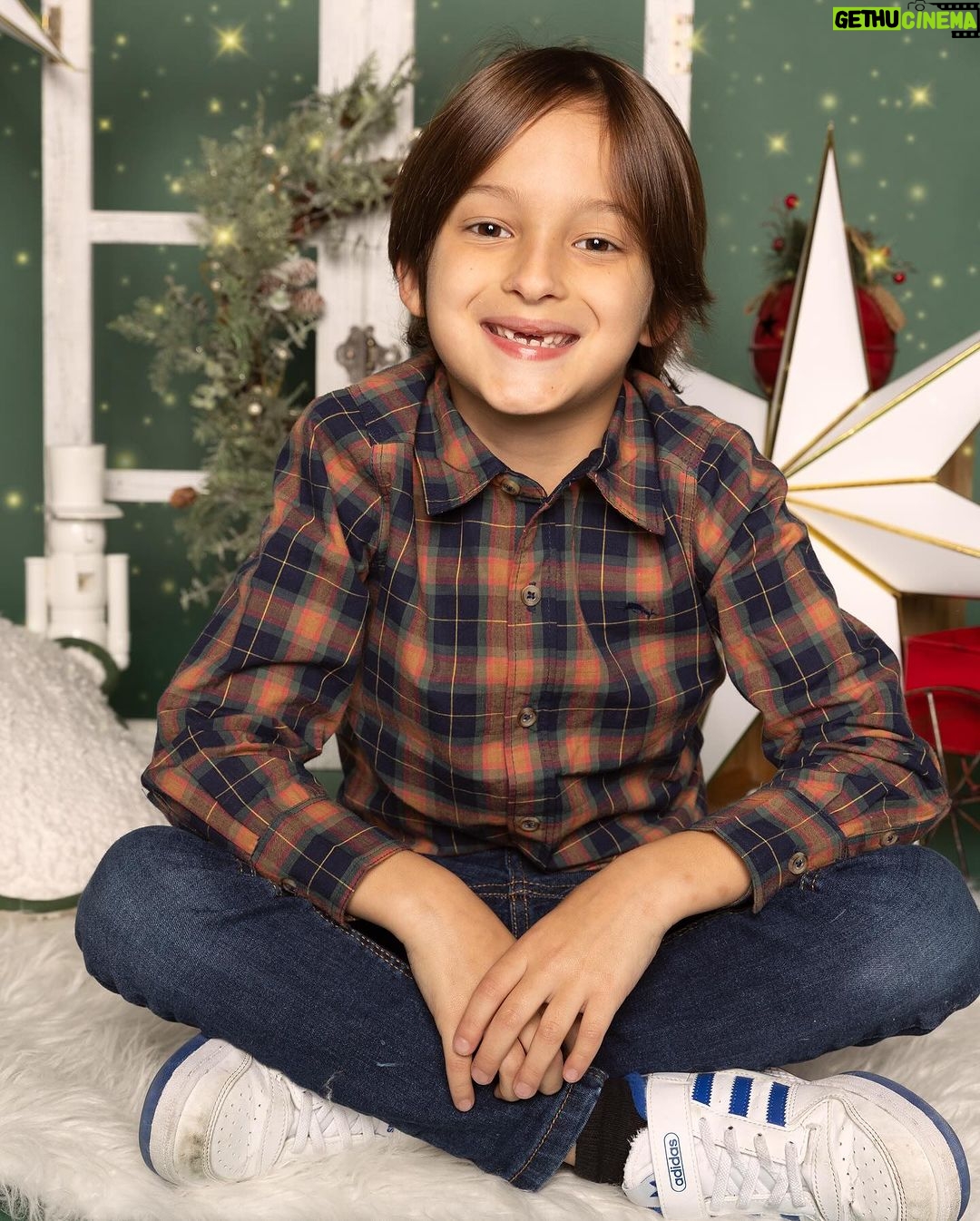 Sabrina Seara Instagram - En qué estará pensado Alexander con esa cara ? Derretida de amor con estos niños que me hacen la mujer más feliz y afortunada del mundo pero a la vez me vuelven loca 🤪 Sesión de fotos navideña @irenetorresphotography & @byjuano
