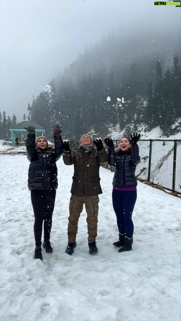 Sachin Tendulkar Instagram - Jammu and Kashmir will remain a beautiful experience etched in my memory. There was snow all around but we felt warm because of people’s exceptional hospitality. Hon’ble Prime Minister @narendramodi ji said there is so much to see in our nation. Couldn’t agree more, especially after this trip. The Kashmir Willow bats are great examples of “Make in India, Make for the World.” They have travelled across the globe, and now I recommend people across the globe, and India, to come and experience Jammu & Kashmir, one of the several jewels of @incredibleindia.🇮🇳 #Kashmir #KashmirDiaries #IncredibleIndia