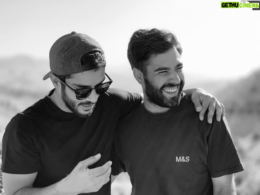 Saed Soheili Instagram - . ميشود حيراني و خرابات دنيا را با لبخندي موازي دور زد Photo: @dj.mehdias