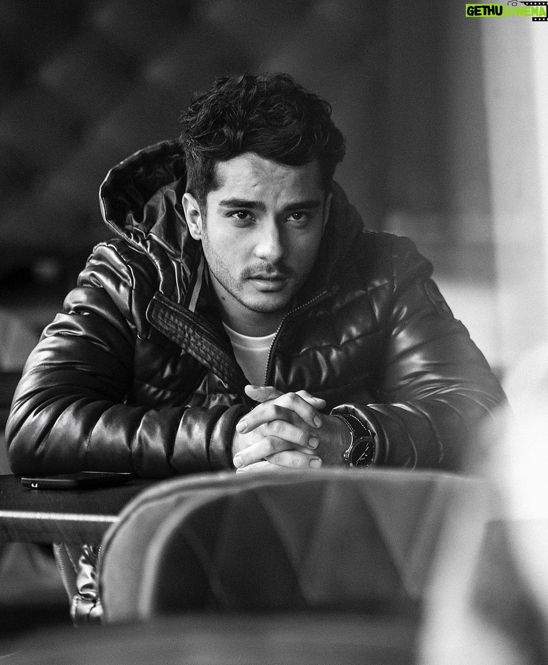 Saed Soheili Instagram - . احترام گذاشتيم فكر كردند نمي فهميم! توجه كرديم و خيال كردند گداي محبتيم! چون مي گذرد غمي نيست. تا بگذرد درد كمي نيست...