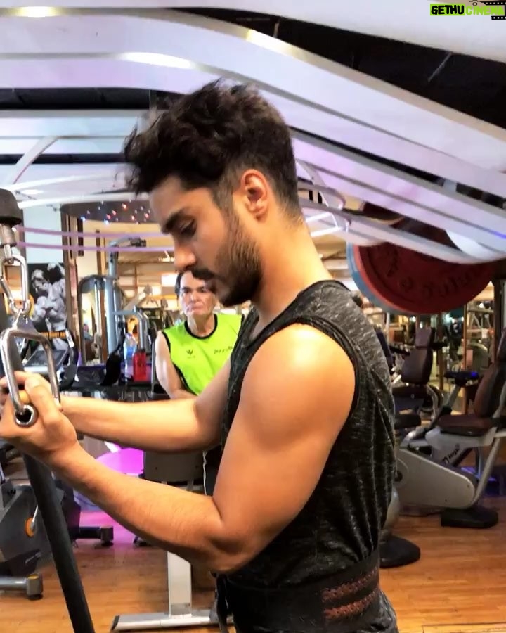 Saed Soheili Instagram - Enjoying exercise after hard work😄 1 2 3 4 5 6 7 8 9 @alifarhangi.official @sabagym.ps