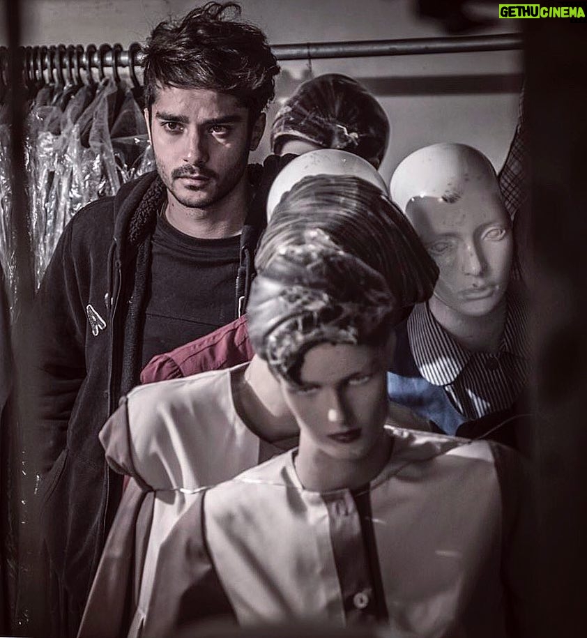 Saed Soheili Instagram - . اميرعلي: شماها هميشه كاراي مهمتري دارين ، مملكت خودتونو ول كردين و چسبيدين كه دنيا رو نجات بدين ... ولي دنياي من نوشين بود كه تموم شد و رفت. (لاتاري)
