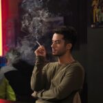 Saed Soheili Instagram - . «شهرك» آماده نمايش در جشنواره فجر شد فيلم سينمايي "شهرك" به كارگرداني علي حضرتي و تهيه كنندگي علي سرتيپي پس از اتمام مراحل فني آماده نمايش شد. روابط عمومي- فيلم سينمايي " شهرك" كه دومين تجربه بلند سينمايي علي حضرتي پس از سازهاي ناكوك است ، پس از طي آخرين مراحل فني آماده نمايش در چهلمين جشنواره فيلم فجر شد. داستان اين فيلم كه تجربه اي نو در سينماي ايران است ، درباره جوان علاقمند به بازیگریست که در تست یک فیلم سینمایی بزرگ قبول می‌شود و برای پیوستن به این پروژه و رسیدن به آرزوی خود یعنی بازیگر شدن ، باید شرایط ویژه و تمرین های روحی و روانی گروه بازیگران در شهرکی ایزوله شده را بپذیرد ... ساعد سهیلی - کاظم سیاحی - مهتاب ثروتی - همایون ارشادی - رویا جاوید نیا - شاهرخ فروتنیان - مرتضی ضرابی - ساقی حاجی پور در اين فيلم حضور دارند. عوامل فيلم عبارتند از : نویسنده و کارگردان : علی حضرتی - تهیه کننده : علی سرتیپی - مدیر فیلمبرداری : علی‌رضا برازنده - تدوین : ژیلا ایپکچی - طراح صحنه و لباس : افسانه صرفه جو - موسیقی : شورا کریمی - طراح گریم : عباس عباسی - مدیر تولید : پیمان حمیدی - صدابردار : کامران کیان ارثی - طراحی صدا : نعیم مسچیان - میکس : ایرج شهزادی - جلوه های ویژه میدانی : آرش آقابیک - سرپرست گروه کارگردانی : علی افشین‌راد - اصلاح رنگ : نيما دبيرزاده -دستیار اول کارگردان : رضا غفارنژاد - منشی صحنه : بهناز تاجیک - عکاس : مریم تخت‌کشیان - مشاور رسانه ای : نگین موسوی - ساخت فیلم پشت صحنه : مانی قدرت نما