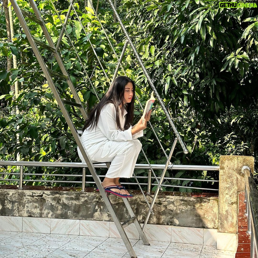 Safa Kabir Instagram - Nature, Book and some sunshine 🙂