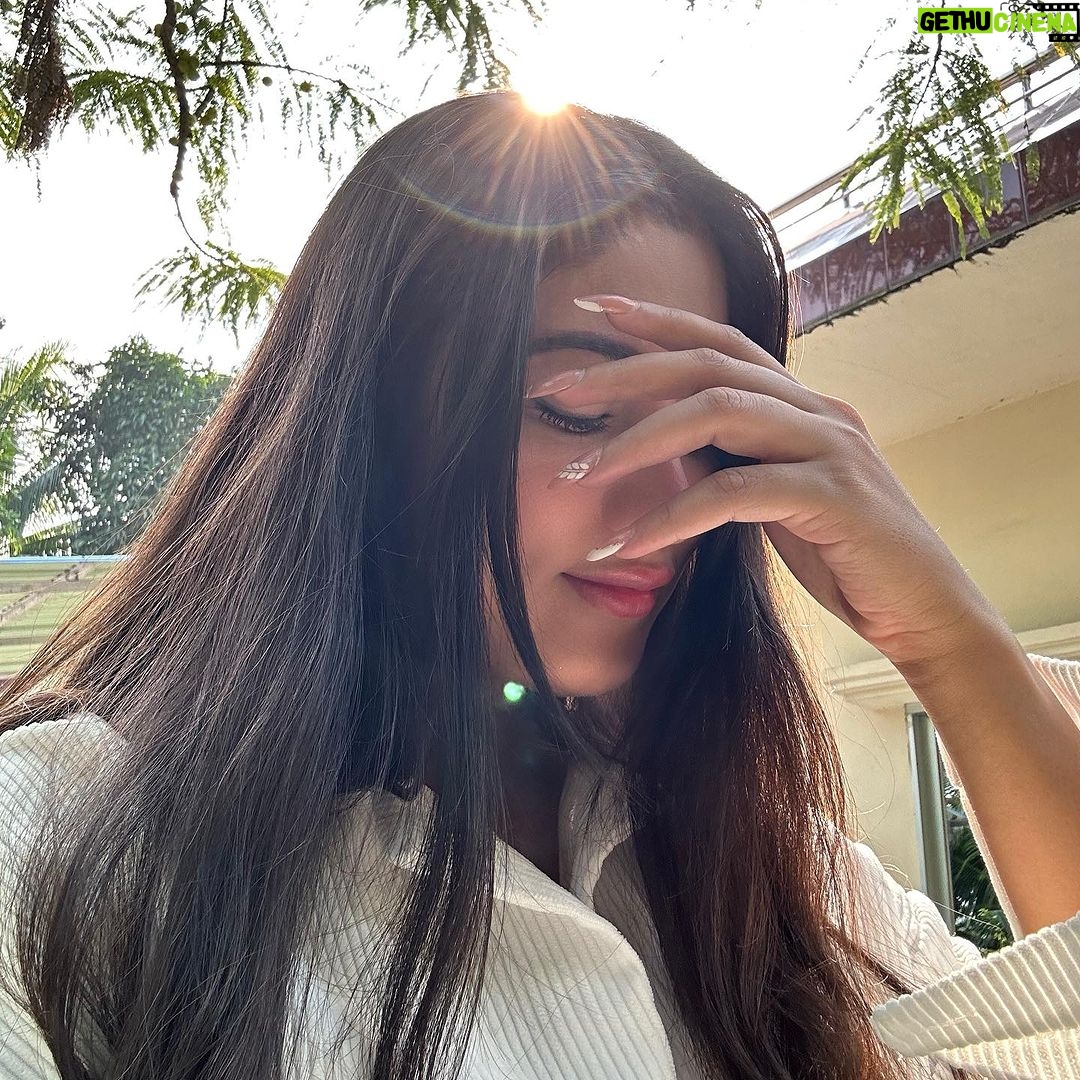 Safa Kabir Instagram - Nature, Book and some sunshine 🙂