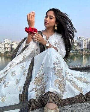 Safa Kabir Instagram - The rose is the queen of flowers, and its fragrance rules the world 🌹
