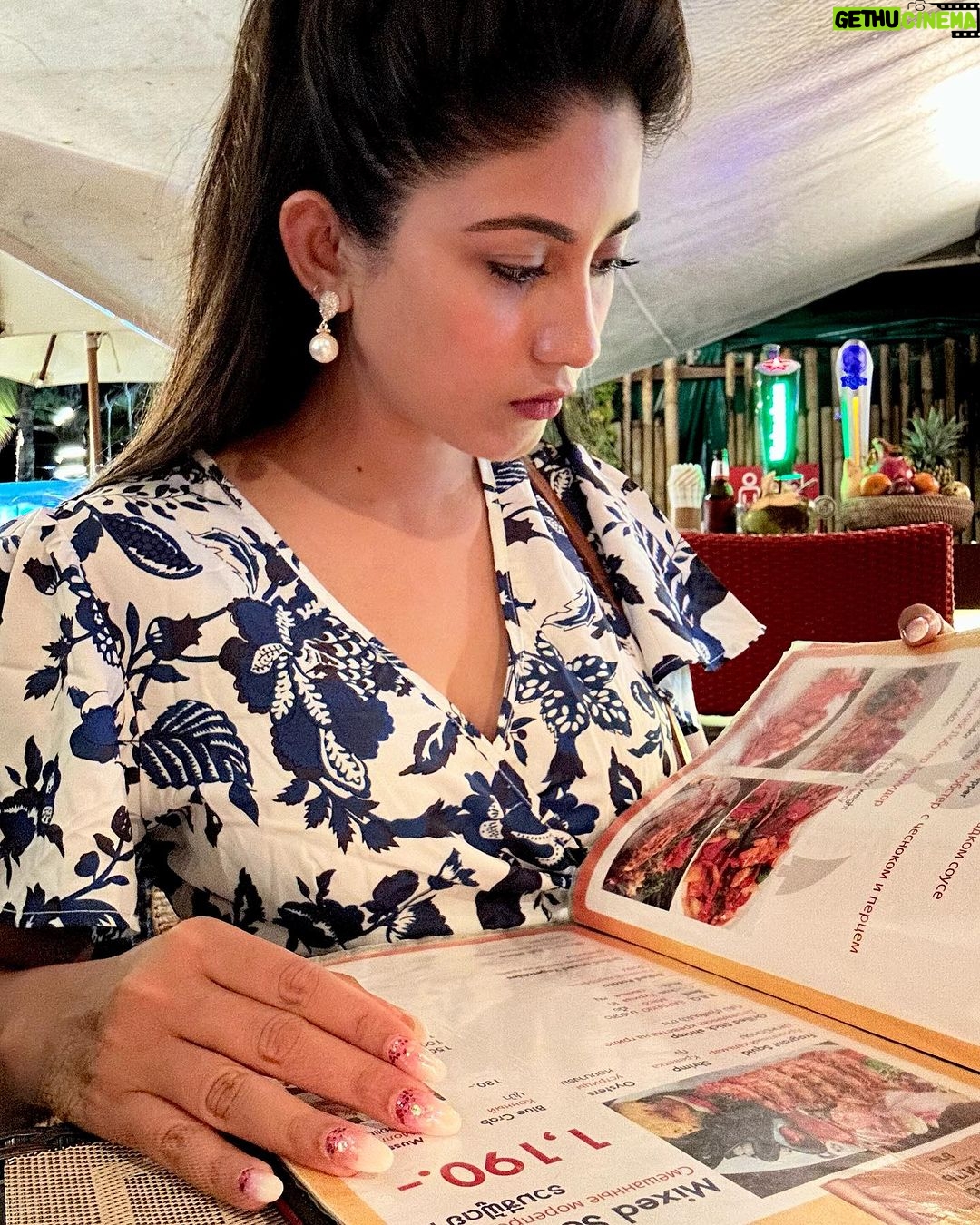 Safa Kabir Instagram - Who says I eat less 😂 One of my favorite cuisine is Thai.