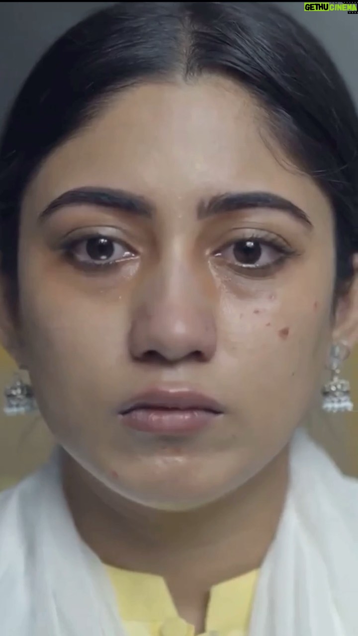 Safa Kabir Instagram - “Bed no 3” this project is very close to my heart. Directed by @vzahed Thank you Vicky bhaiya for giving me the opportunity to play Dr Maha. Maha’s journey was so painful, now it’s really good to see people are showing love for Dr Maha. It means a lot. I’m floating. I’m thankful and grateful to my audience for watching my work ❤️ Full drama link in my bio
