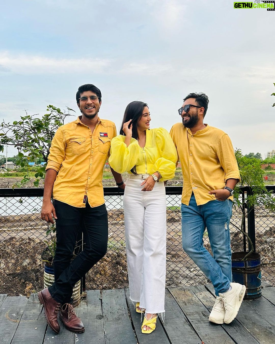 Safa Kabir Instagram - Yellow is known as a synonym of Friendship. For me yellow is bright and cheerful just like our Friendship.
