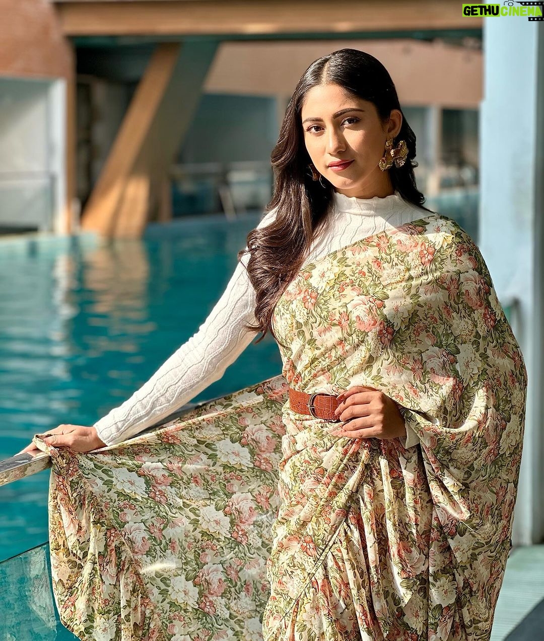 Safa Kabir Instagram - Here’s my sweater over saree look. This winter I styled my saree with high neck and a belt.