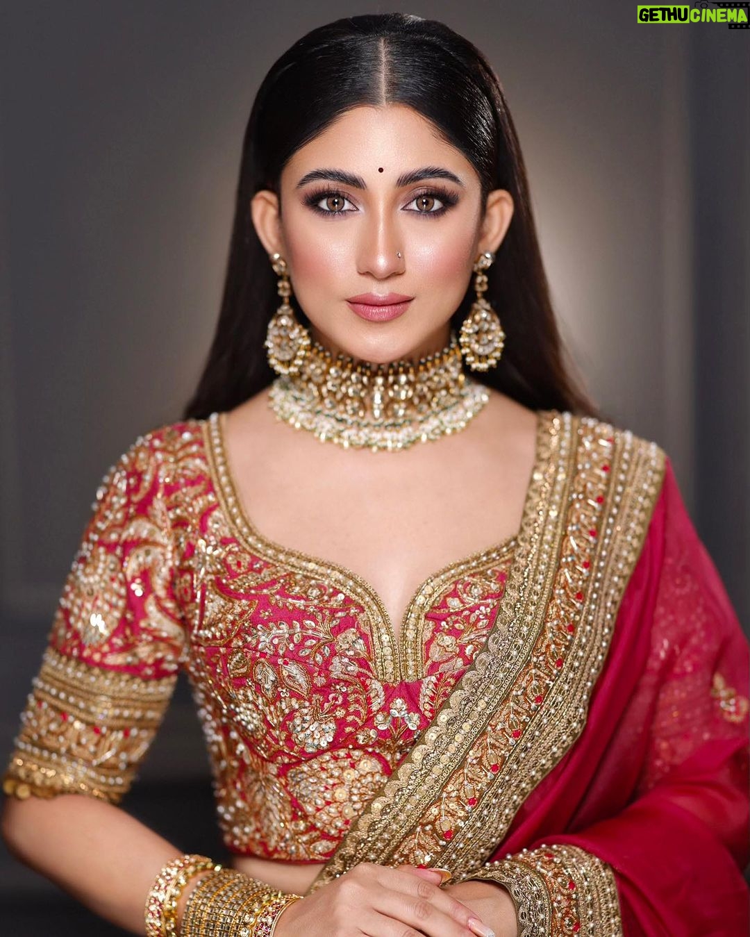Safa Kabir Instagram - In a world of trends, I choose classic tradition. Makeover: @zahidkhanbridalmakeover Outfit: @meherofficials Jewellery: @drkashfiaa.jdofficial Photography: @mh_bipu I’m thankful to these 👆🏻amazing people, for their creation, creativity, time, effort,cooperation and makes me feel better.