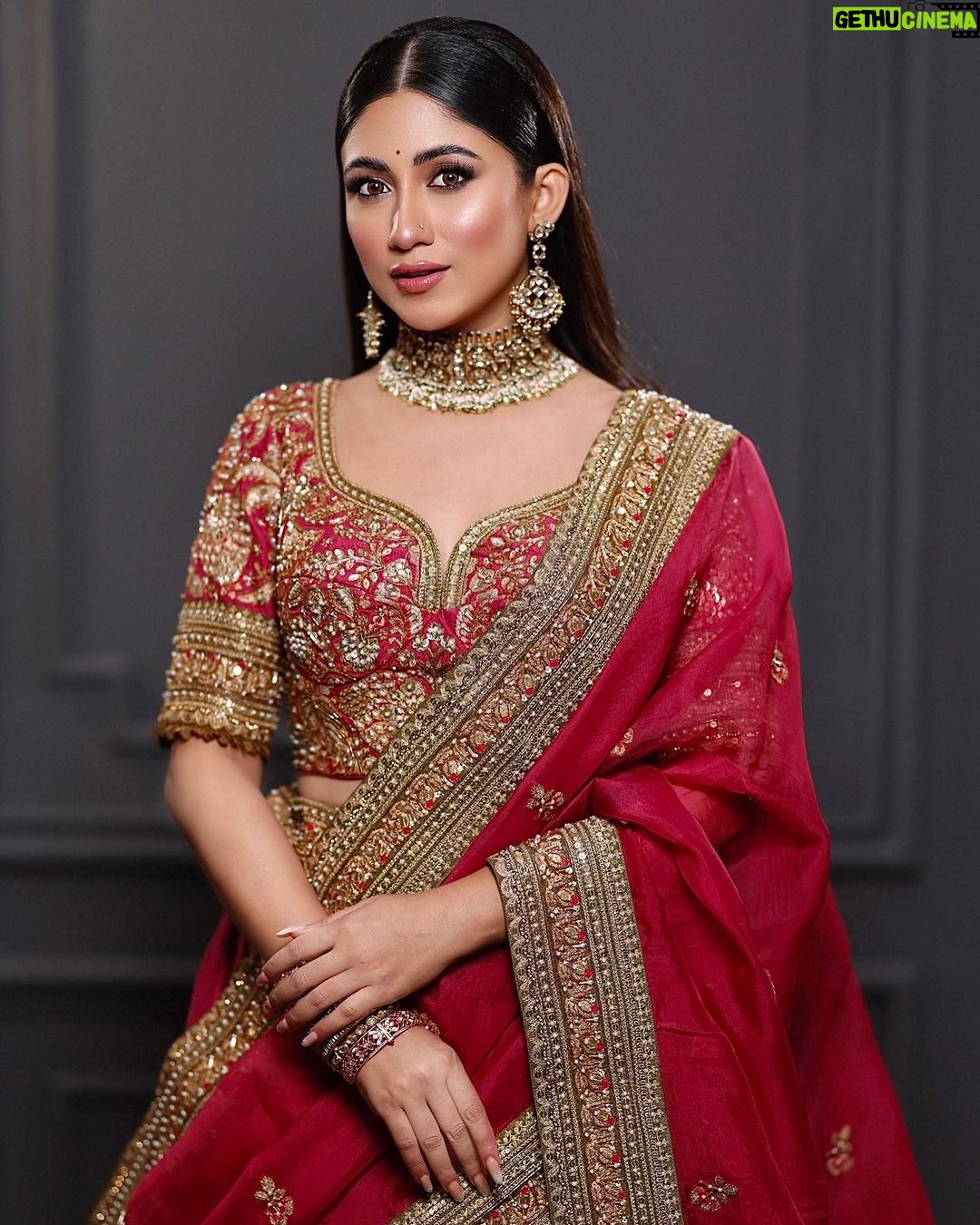 Safa Kabir Instagram - In a world of trends, I choose classic tradition. Makeover: @zahidkhanbridalmakeover Outfit: @meherofficials Jewellery: @drkashfiaa.jdofficial Photography: @mh_bipu I’m thankful to these 👆🏻amazing people, for their creation, creativity, time, effort,cooperation and makes me feel better.
