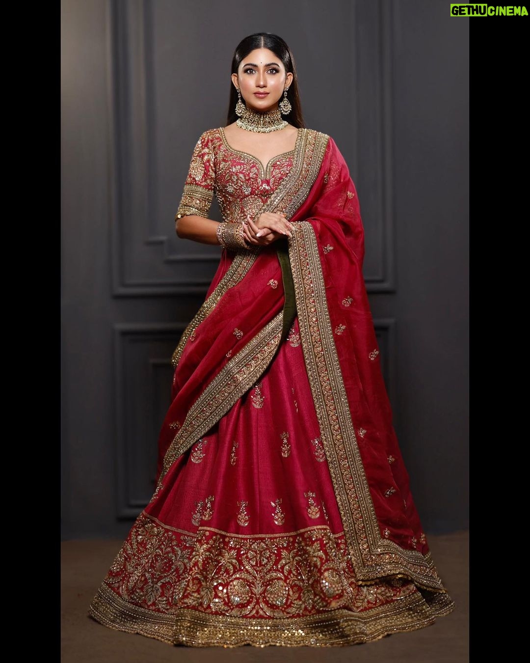 Safa Kabir Instagram - In a world of trends, I choose classic tradition. Makeover: @zahidkhanbridalmakeover Outfit: @meherofficials Jewellery: @drkashfiaa.jdofficial Photography: @mh_bipu I’m thankful to these 👆🏻amazing people, for their creation, creativity, time, effort,cooperation and makes me feel better.