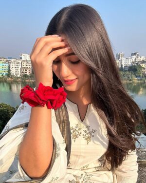 Safa Kabir Instagram - The rose is the queen of flowers, and its fragrance rules the world 🌹