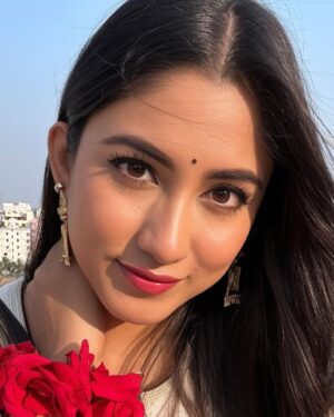 Safa Kabir Instagram - The rose is the queen of flowers, and its fragrance rules the world 🌹