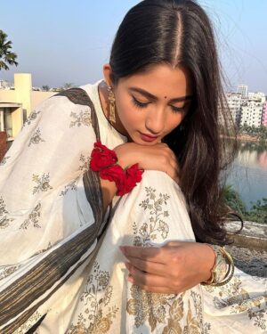 Safa Kabir Instagram - The rose is the queen of flowers, and its fragrance rules the world 🌹