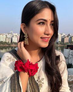 Safa Kabir Instagram - The rose is the queen of flowers, and its fragrance rules the world 🌹