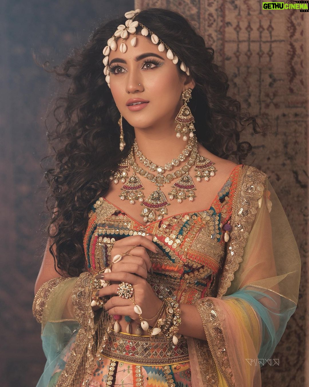 Safa Kabir Instagram - Signature by Kaniz Almas Khan l November 2023 Model: Safa Kabir Makeover: Persona Jewellery: @jarwahouse Wardrobe: @meherofficials Ideation and Styling: Nuzhat Khan @pakhiiie Fashion Direction: @mahmudulhasan_mukul Aesthetics & Creatives: Didarul Dipu Photography:@kaushikiqbal_photography