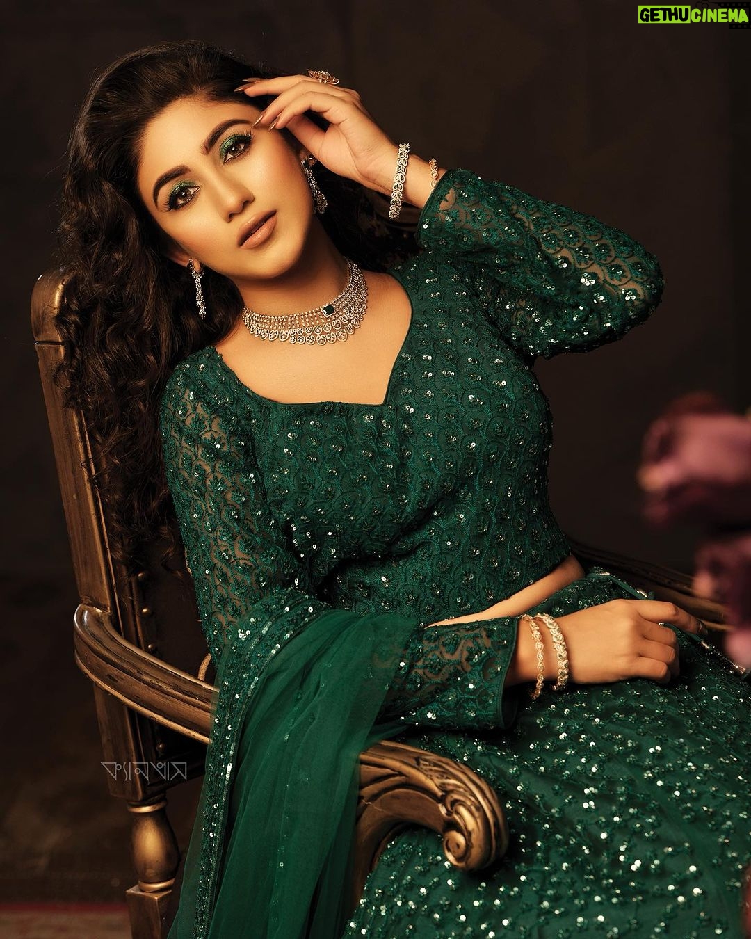 Safa Kabir Instagram - Signature by Kaniz Almas Khan l November 2023 Model: Safa Kabir Makeover: Persona Jewellery: @jarwahouse Wardrobe: @meherofficials Ideation and Styling: Nuzhat Khan @pakhiiie Fashion Direction: @mahmudulhasan_mukul Aesthetics & Creatives: Didarul Dipu Photography:@kaushikiqbal_photography