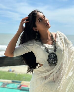 Safa Kabir Instagram - Shine your own light.