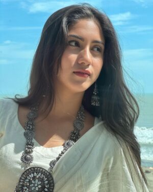 Safa Kabir Instagram - Shine your own light.
