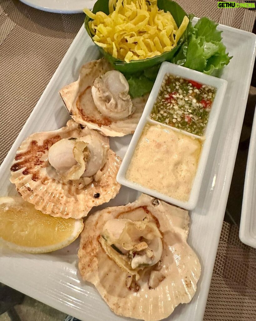 Safa Kabir Instagram - Who says I eat less 😂 One of my favorite cuisine is Thai.