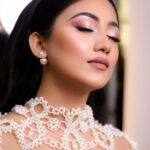 Safa Kabir Instagram - Takes me back to where it all started 🤍 I always trust my supremely talented makeup artist @aneeka.bushra for all my big days and she did wonder on making my red carpet look absolutely stunning 😍 Do you know why i always prefer Splendor? It’s because of how natural it is and I end up getting the best compliments. For the longest time @splendorbyab has always been by my top choice for makeovers. May it be a red carpet look or even experimenting with new looks, me and Aneeka have collaborated and created some of the most exquisite looks. And my look for this year’s Prothom Alo Awards was no different! Aneeka’s magic touch has bound this simple yet classy look to my gorgeous pearl white gown perfectly. Honestly couldn’t have asked for a better look!