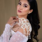 Safa Kabir Instagram - Takes me back to where it all started 🤍 I always trust my supremely talented makeup artist @aneeka.bushra for all my big days and she did wonder on making my red carpet look absolutely stunning 😍 Do you know why i always prefer Splendor? It’s because of how natural it is and I end up getting the best compliments. For the longest time @splendorbyab has always been by my top choice for makeovers. May it be a red carpet look or even experimenting with new looks, me and Aneeka have collaborated and created some of the most exquisite looks. And my look for this year’s Prothom Alo Awards was no different! Aneeka’s magic touch has bound this simple yet classy look to my gorgeous pearl white gown perfectly. Honestly couldn’t have asked for a better look!