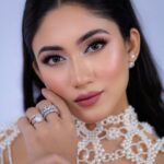 Safa Kabir Instagram - Takes me back to where it all started 🤍 I always trust my supremely talented makeup artist @aneeka.bushra for all my big days and she did wonder on making my red carpet look absolutely stunning 😍 Do you know why i always prefer Splendor? It’s because of how natural it is and I end up getting the best compliments. For the longest time @splendorbyab has always been by my top choice for makeovers. May it be a red carpet look or even experimenting with new looks, me and Aneeka have collaborated and created some of the most exquisite looks. And my look for this year’s Prothom Alo Awards was no different! Aneeka’s magic touch has bound this simple yet classy look to my gorgeous pearl white gown perfectly. Honestly couldn’t have asked for a better look!