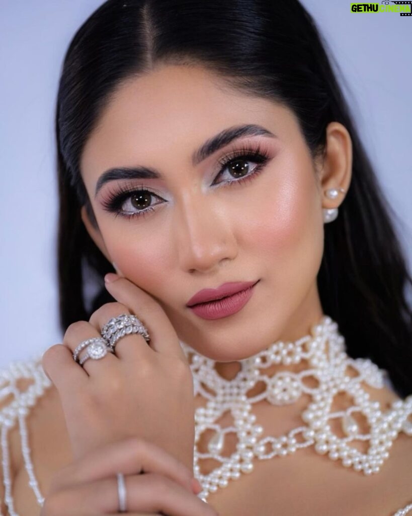 Safa Kabir Instagram - Takes me back to where it all started 🤍 I always trust my supremely talented makeup artist @aneeka.bushra for all my big days and she did wonder on making my red carpet look absolutely stunning 😍 Do you know why i always prefer Splendor? It’s because of how natural it is and I end up getting the best compliments. For the longest time @splendorbyab has always been by my top choice for makeovers. May it be a red carpet look or even experimenting with new looks, me and Aneeka have collaborated and created some of the most exquisite looks. And my look for this year’s Prothom Alo Awards was no different! Aneeka’s magic touch has bound this simple yet classy look to my gorgeous pearl white gown perfectly. Honestly couldn’t have asked for a better look!