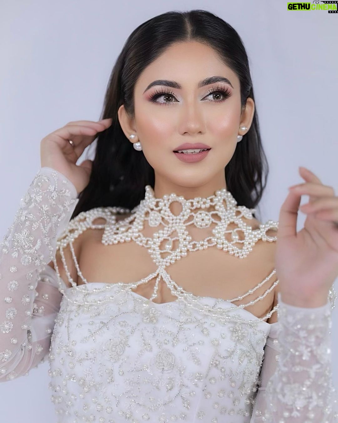 Safa Kabir Instagram - Pearls are a classic, elegant accessory that never goes out of style. It was always my favorite and it will be. Outfit from - @helesya.official MUA- @splendorbyab