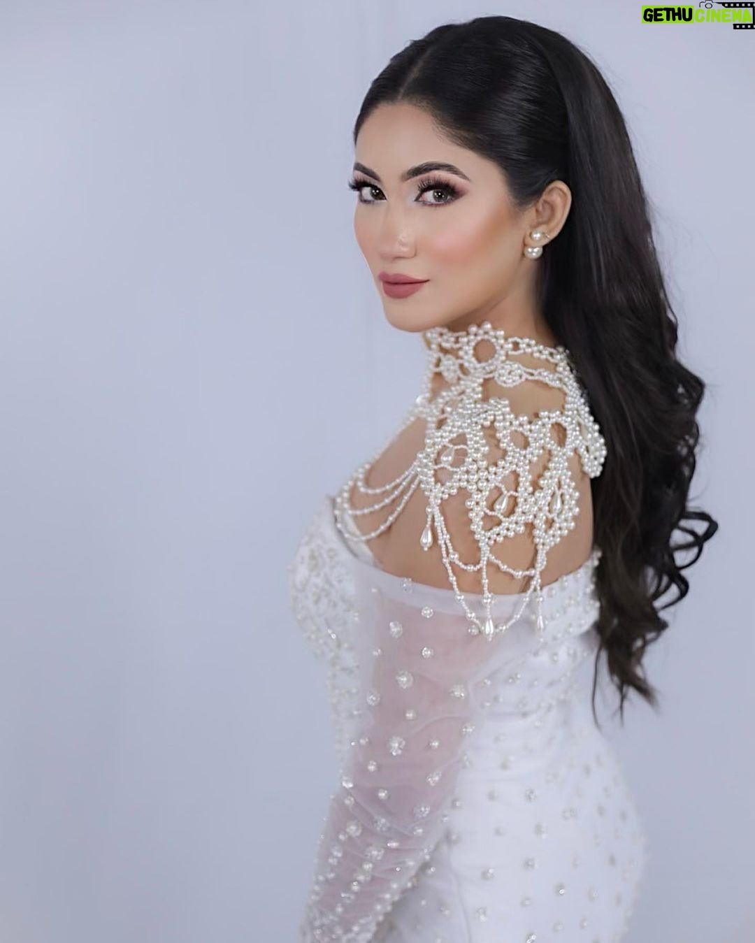Safa Kabir Instagram - Pearls are a classic, elegant accessory that never goes out of style. It was always my favorite and it will be. Outfit from - @helesya.official MUA- @splendorbyab