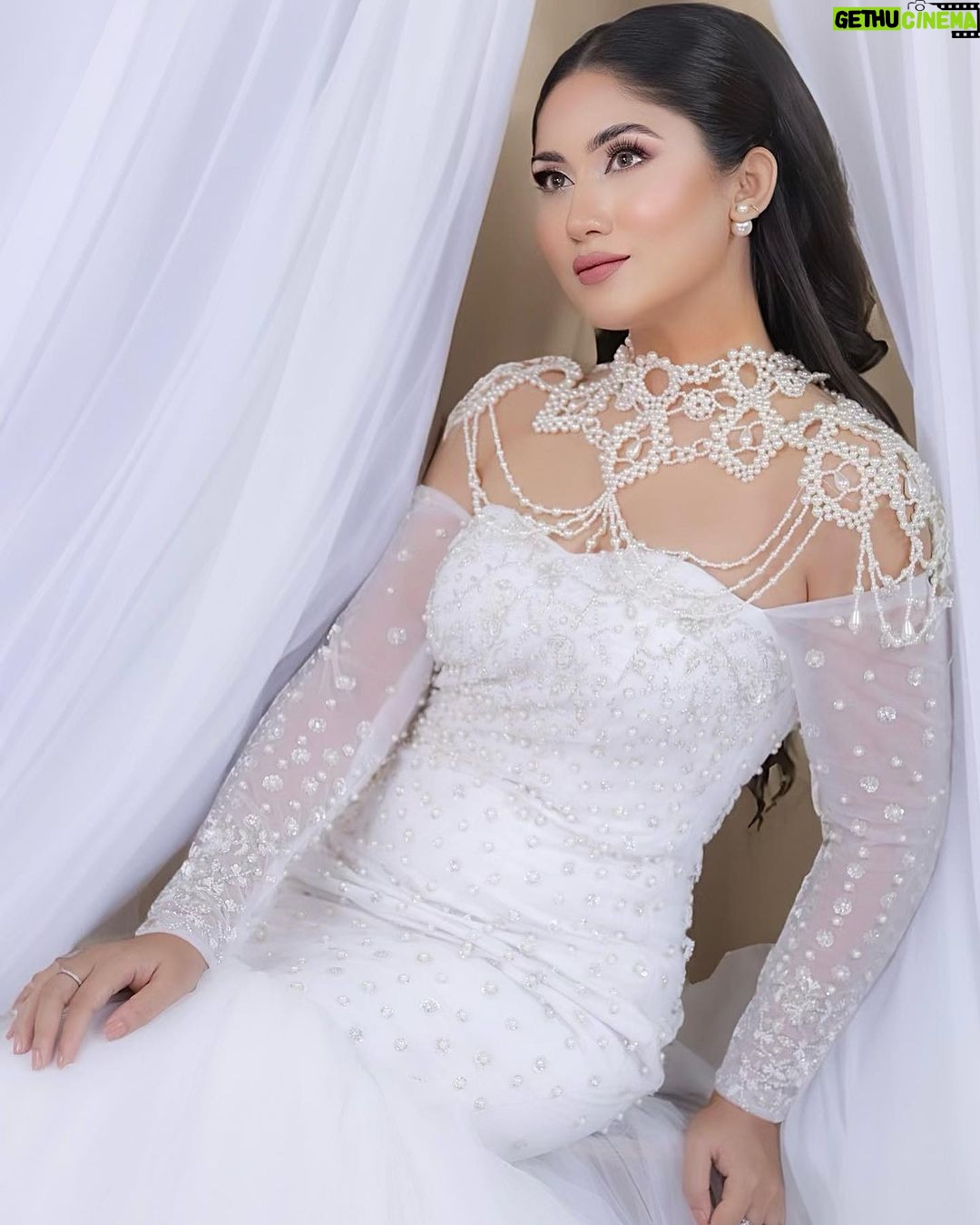 Safa Kabir Instagram - Pearls are a classic, elegant accessory that never goes out of style. It was always my favorite and it will be. Outfit from - @helesya.official MUA- @splendorbyab