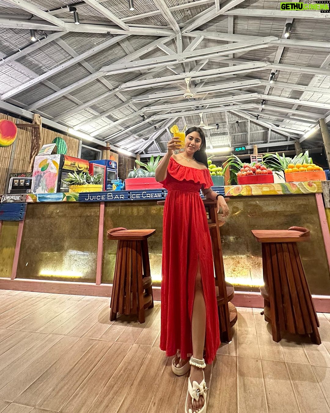 Safa Kabir Instagram - Enjoy your Friday ❤️