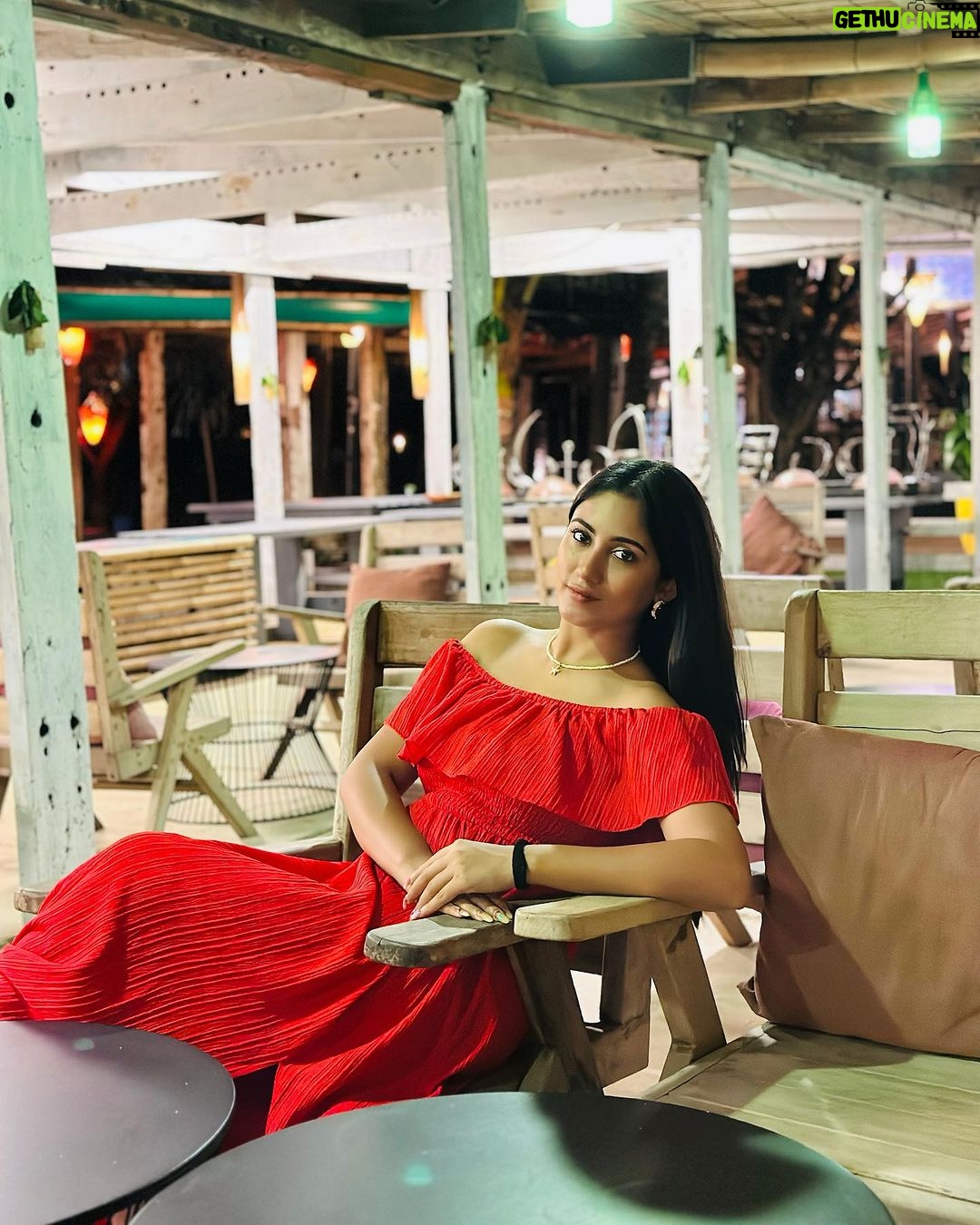 Safa Kabir Instagram - Enjoy your Friday ❤️