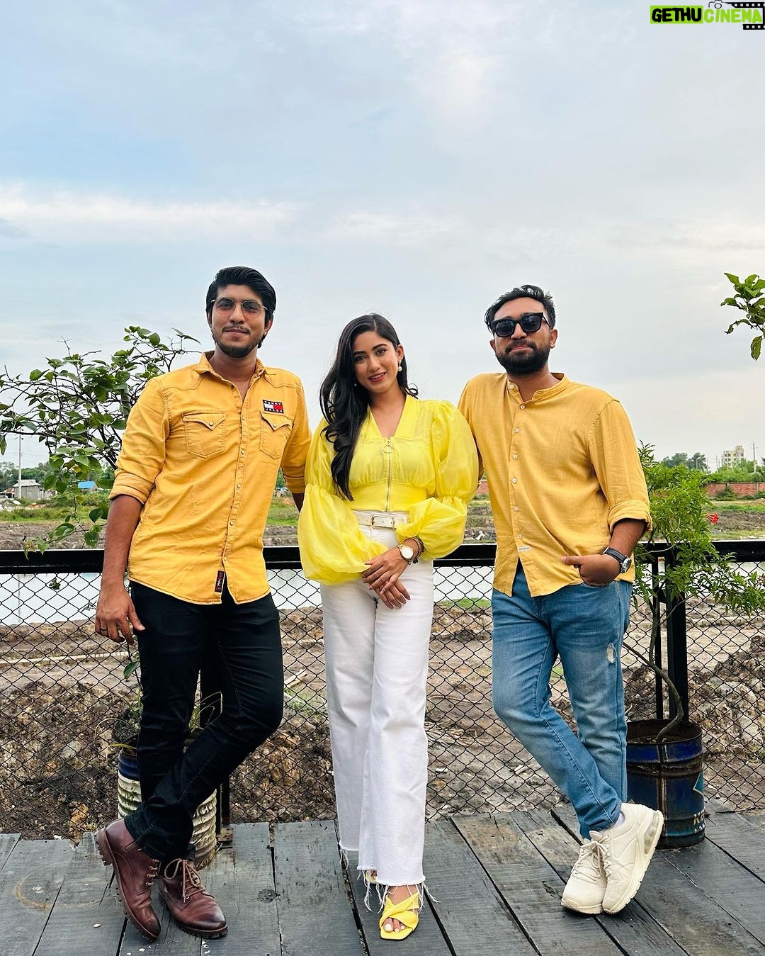 Safa Kabir Instagram - Yellow is known as a synonym of Friendship. For me yellow is bright and cheerful just like our Friendship.