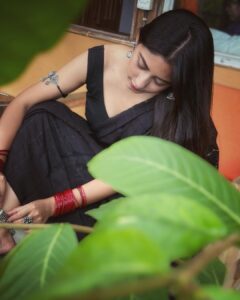 Safa Kabir Instagram - অসীম প্রেম একমাত্র সত্য। বাকি সবই মায়া!! Captured by @subrina.irine