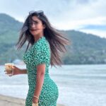 Safa Kabir Instagram - A cup of coffee in the beach is the best way to start the day. Life is better with coffee and a beach at your feet.