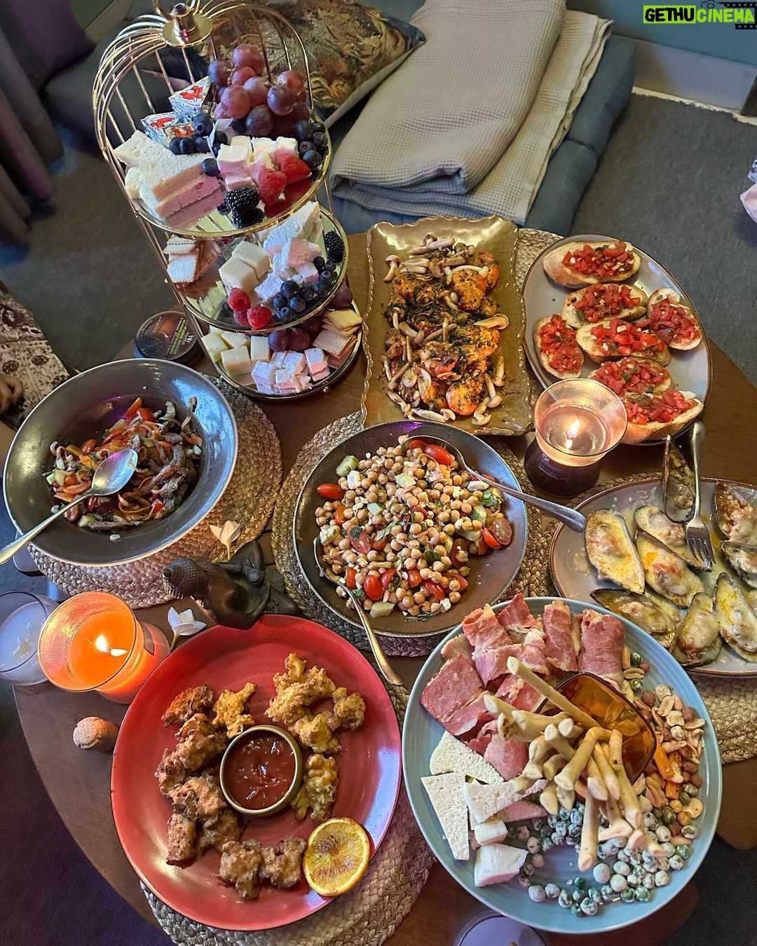 Safa Kabir Instagram - Food is our love language 🫶🏻 These amazing arrangement done by my Beautiful and talented ladies. Hats off to @aniqazaheen @trinafalgune @subrina.irine @owl_wanders @shompreeti_ridz Loved this Summer spread 🌸
