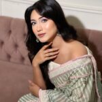 Safa Kabir Instagram - I personally LOVE how this look turned out And my lovely makeover done by my all time favorite @splendorbyab And my favorite kinda pastel shades gorgeous saree from @summerbypriyankagupta