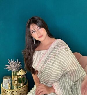 Safa Kabir Instagram - I personally LOVE how this look turned out And my lovely makeover done by my all time favorite @splendorbyab 
And my favorite kinda pastel shades gorgeous saree from @summerbypriyankagupta