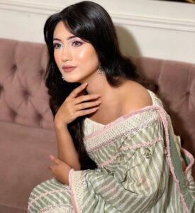 Safa Kabir Instagram - I personally LOVE how this look turned out And my lovely makeover done by my all time favorite @splendorbyab And my favorite kinda pastel shades gorgeous saree from @summerbypriyankagupta