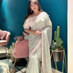 Safa Kabir Instagram - I personally LOVE how this look turned out And my lovely makeover done by my all time favorite @splendorbyab And my favorite kinda pastel shades gorgeous saree from @summerbypriyankagupta