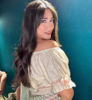 Safa Kabir Instagram - I personally LOVE how this look turned out And my lovely makeover done by my all time favorite @splendorbyab 
And my favorite kinda pastel shades gorgeous saree from @summerbypriyankagupta