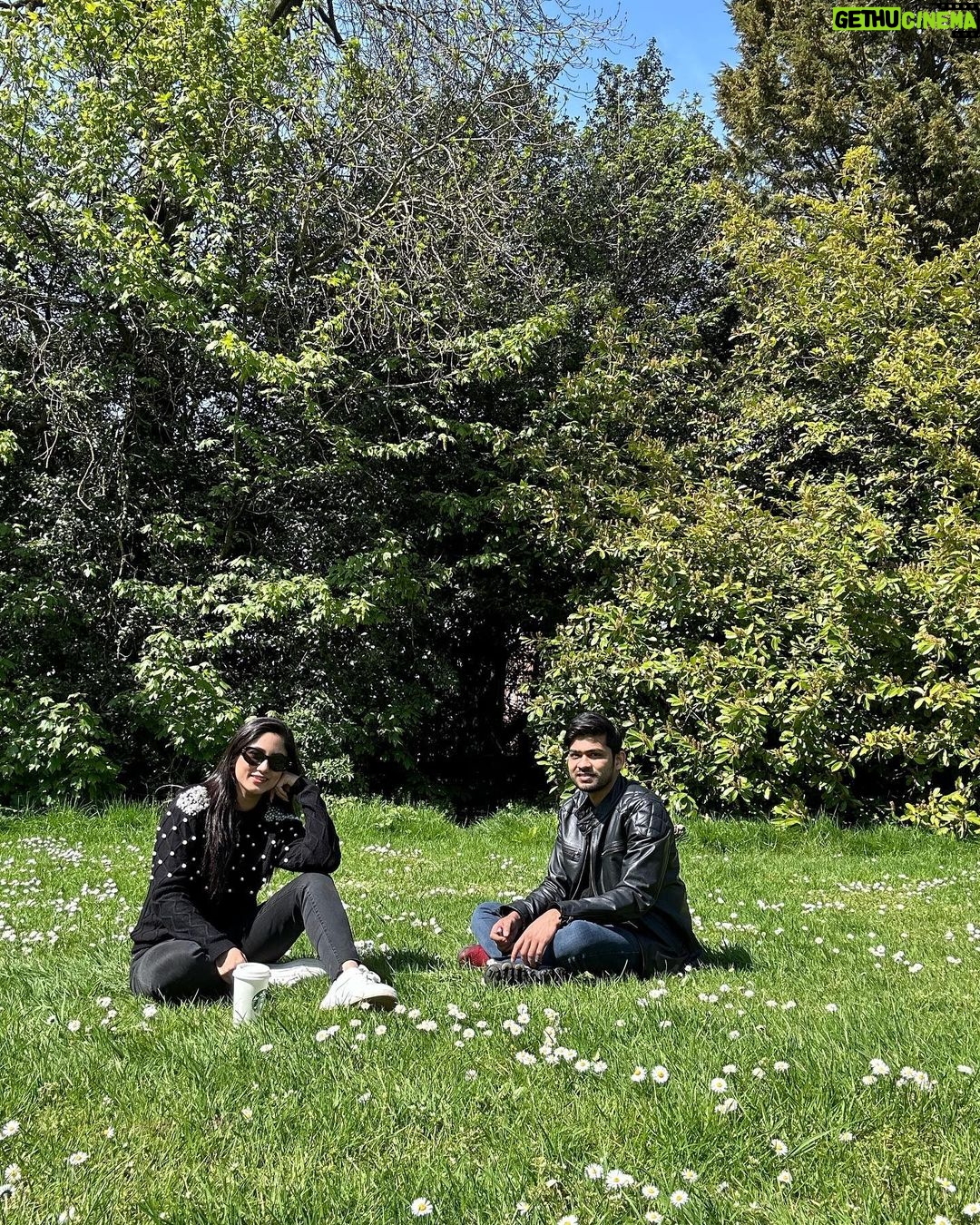 Safa Kabir Instagram - Bright sunny day 😊 Birmingham, United Kingdom